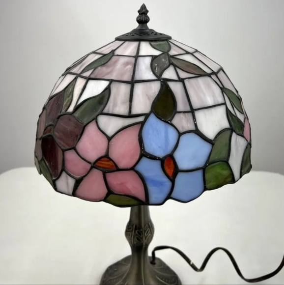 Vintage Tiffany-style stained glass lamps - Picture 4 of 5